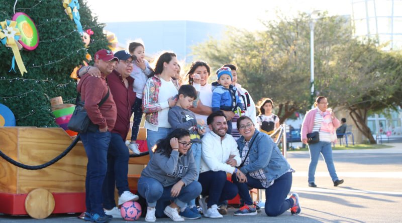 Invita Parque Guanajuato Bicentenario a encendido de árbol navideño