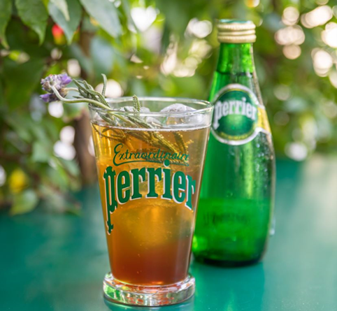 Convierte tu casa en una barra del fine drinking con tres refrescantes tragos hechos con Perrier®