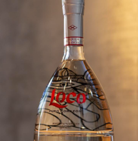 «Loco Tequila» lanza una botella de edición especial.