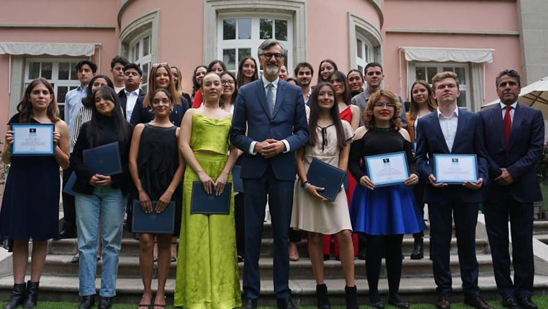 Entregaron becas a jóvenes talentos de la hotelería.