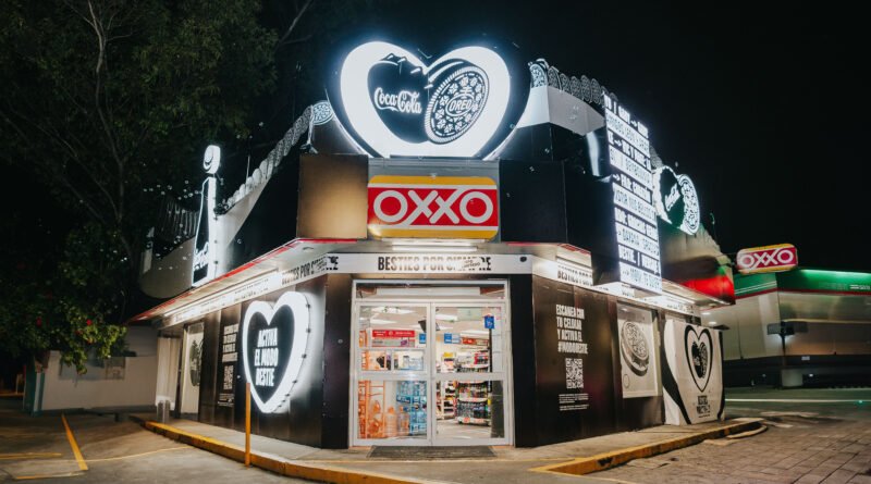 Las icónicas marcas OREO® y Coca-Cola® se vuelven BESTIES y abren una tienda insignia OXXO® en CDMX.