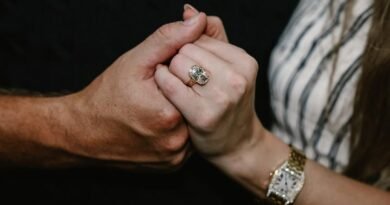 El anillo de compromiso de Taylor Swift no es el más caro del siglo XXI.