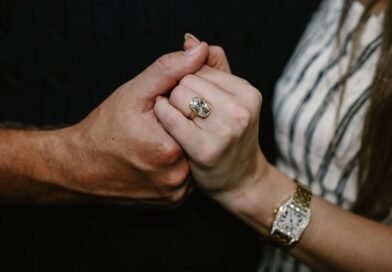El anillo de compromiso de Taylor Swift no es el más caro del siglo XXI.