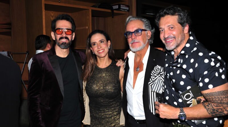 Revista UOMO celebra su primer aniversario con un evento íntimo frente al Ángel de la Independencia en Ciudad de México.