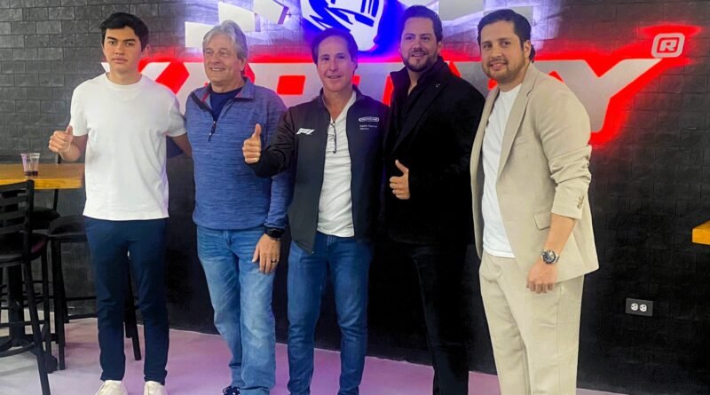 Mario Domínguez acompaña a inaugurar a la familia Uribe, Kartify; con adrenalina y emoción.