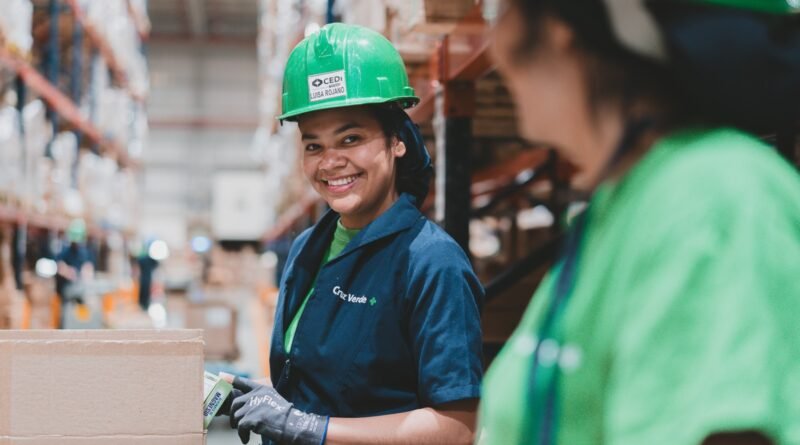 FEMSA impulsa la equidad de género con estrategia transversal para más de 149 mil mujeres en sus unidades de negocio. FEMSA impulsa la equidad de género con estrategia transversal para más de 149 mil mujeres en sus unidades de negocio.