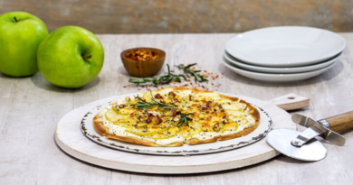 Pizzeta de manzana con quesos: el snack perfecto para el fin de semana.