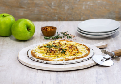 Pizzeta de manzana con quesos: el snack perfecto para el fin de semana.