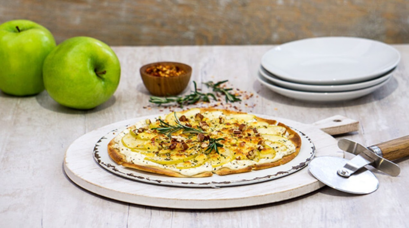 Pizzeta de manzana con quesos: el snack perfecto para el fin de semana.