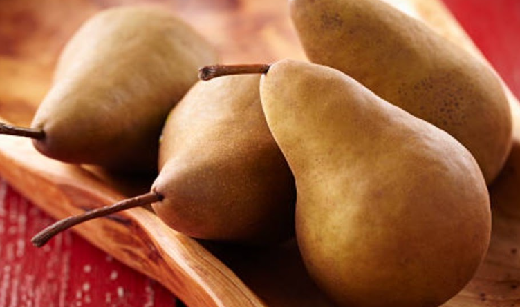 Beneficios de las peras: fibra, vitamina C y antioxidantes. Beneficios de las peras: fibra, vitamina C y antioxidantes.