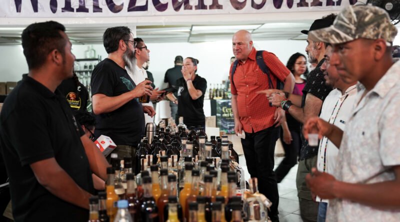 Mezcalfest se llevará a cabo el 3 y 4 de octubre en la colonia Roma sur, reuniendo a maestr@s mezcaler@s y productores de todo México. Mezcalfest se llevará a cabo el 3 y 4 de octubre en la colonia Roma sur, reuniendo a maestr@s mezcaler@s y productores de todo México.