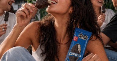 La nueva paleta OREO® de Helados Holanda® combina helado sabor vainilla, cobertura sabor chocolate e inclusiones de galleta para darle un giro divertido a los pequeños momentos del día.