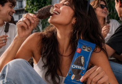 La nueva paleta OREO® de Helados Holanda® combina helado sabor vainilla, cobertura sabor chocolate e inclusiones de galleta para darle un giro divertido a los pequeños momentos del día.